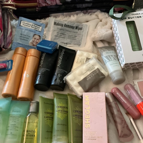 Travel Toiletry and Makeup Set - Picture 8 of 11